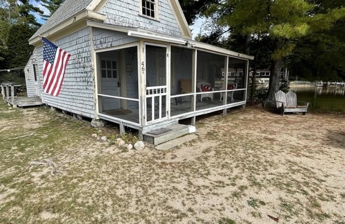 North Sebago Cabaña | RUSTIC LAKESIDE COTTAGE. LARGE SANDY BEACH