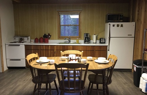 West Glacier Cabina | Rustic Lakeside Cabin- a 3 millas del Glacier Park- ¡consigue tu propia playa y muelle!
