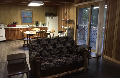 West Glacier Cabina | Rustic Lakeside Cabin- a 3 millas del Glacier Park- ¡consigue tu propia playa y muelle!