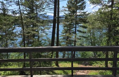 West Glacier Cabina | Rustic Lakeside Cabin- a 3 millas del Glacier Park- ¡consigue tu propia playa y muelle!