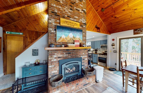 Ludlow Casa | Rustic lakeview cabin with fireplace, deck- near skiing