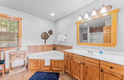 Reeds Spring Cabina | Rustic Lodge 4 Bedroom Cabin by Redawning