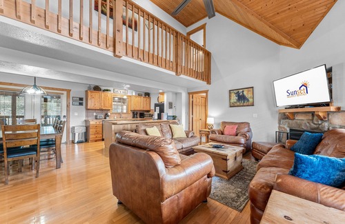 Reeds Spring Cabina | Rustic Lodge 4 Bedroom Cabin by Redawning