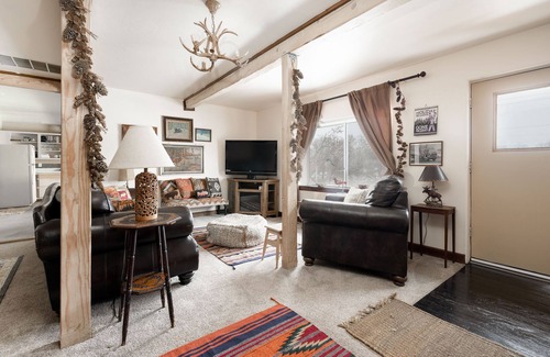 Durango Casa | Rustic Lodge in the Animas Valley. 5 minutes to Durango, 15 minutes to Purgatory