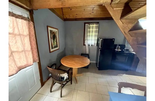 Summertown Cabina | Rustic Log Cabin at End-of-the-Road, on 100 acres