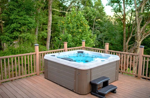 Kresgeville Cabina | Rustic Log Cabin in the Poconos: HOT TUB, FIRE PIT, POOL TABLE, PING PONG TABLE!