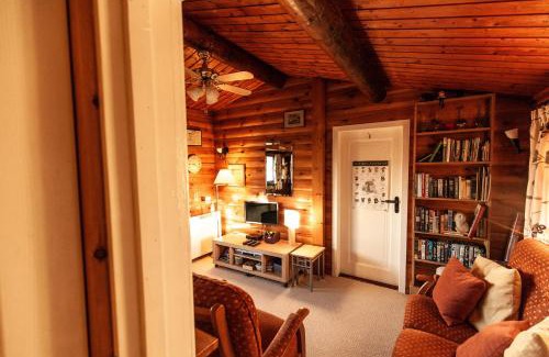 Bronaber Casa | Rustic Log cabin in Snowdonia By Seren Short Stays