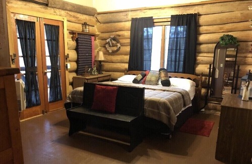 Harrogate Cabina | Rustic log cabin on beautiful Powell River ⭐️⭐️⭐️⭐️⭐️