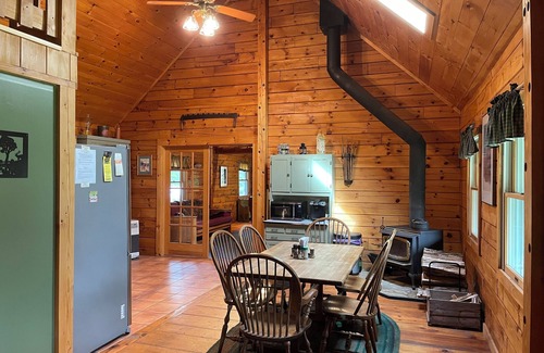 Maidstone Cabina | Rustic log cabin on beautiful Maidstone Lake