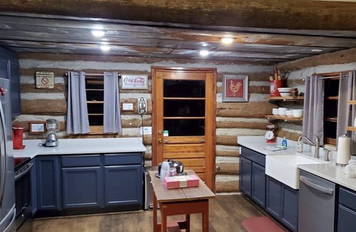 Franklin Cabina | Cabaña de madera rústica, renovada con impresionantes vistas, loft, chimenea de piedra, pozo de fuego.