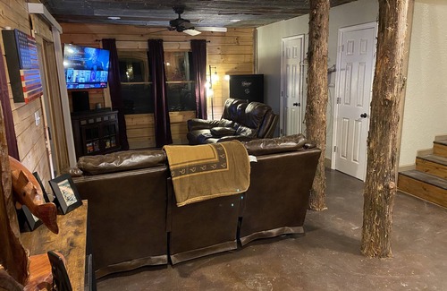Swinging Bridge Village Casa | Rustic Log Cabin at Swinging Bridge