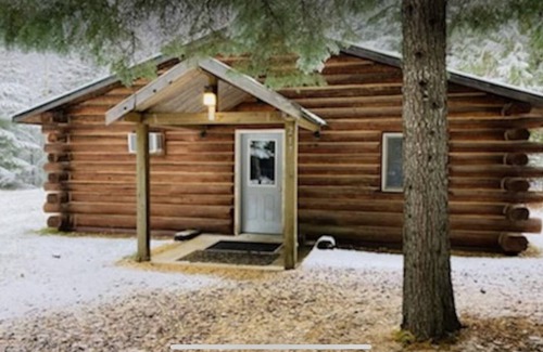 Boundary County Cabina | Rustic log cabin