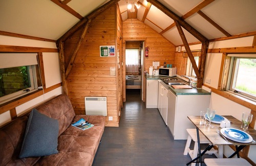 Forres Cabina | Confortable-Shieling With Hot Tub-Cabaña-Baño con ducha