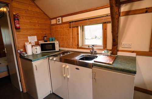Forres Cabina | Confortable-Shieling With Hot Tub-Cabaña-Baño con ducha