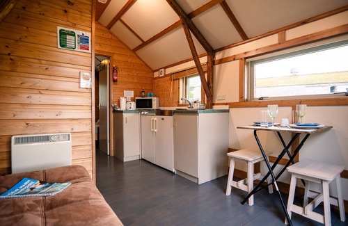 Forres Cabina | Confortable-Shieling With Hot Tub-Cabaña-Baño con ducha