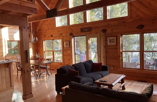 Castleton Casa | Rustic Log Home at the LAKE