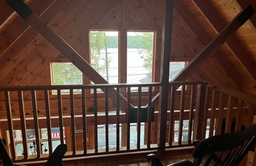 Castleton Casa | Rustic Log Home at the LAKE