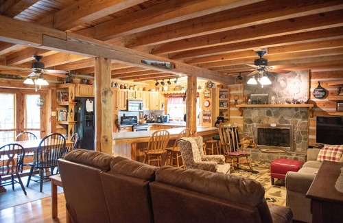 Luray Casa | Log Lodge con vistas al lago con vistas a la montaña