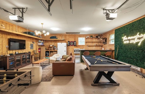 Blakeslee Casa | Rustic Lux Escape, Lake, Hot Tub, Arcade, Game Lounge
