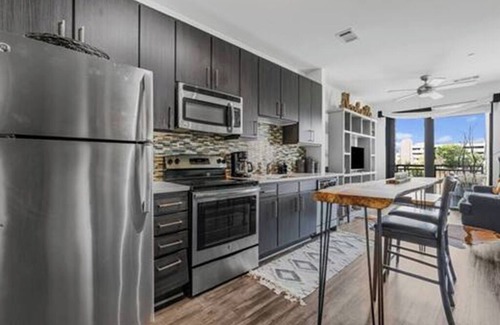 West End Apartamento | Rustic Luxe Escape, Pool, Parking & Discounts!