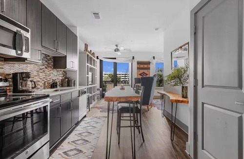 West End Apartamento | Rustic Luxe Escape, Pool, Parking & Discounts!