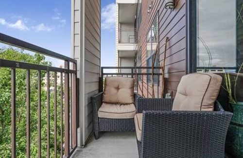 West End Apartamento | Rustic Luxe Escape, Pool, Parking & Discounts!