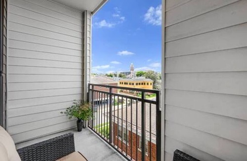 West End Apartamento | Rustic Luxe Escape, Pool, Parking & Discounts!