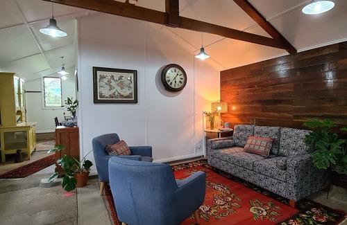Rainbow Flat Cabina | Rustic & Luxurious Farm Stay just a short drive to beautiful beaches!