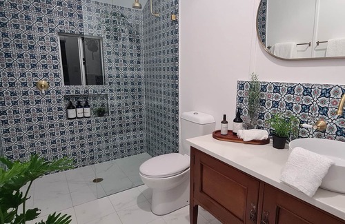 Rainbow Flat Cabina | Rustic & Luxurious Farm Stay just a short drive to beautiful beaches!