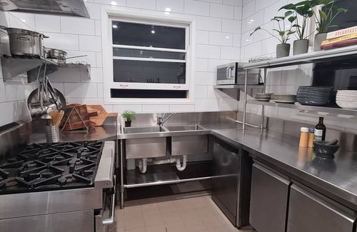 Rainbow Flat Cabina | Rustic & Luxurious Farm Stay just a short drive to beautiful beaches!