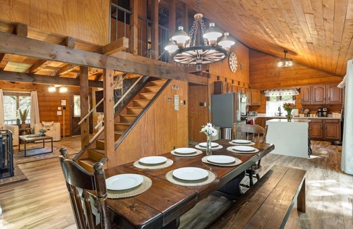 Locust Lake Village Cabina | Rustic Luxury - Log Cabin in the Pocono Mountains - Indoor Sauna- Close to Ski