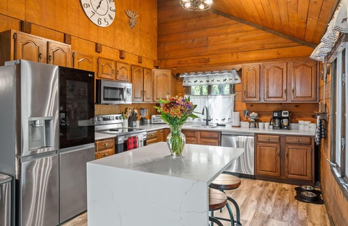Locust Lake Village Cabina | Rustic Luxury - Log Cabin in the Pocono Mountains - Indoor Sauna- Close to Ski