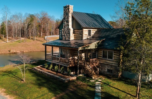Cobham Cabina | Rustic Luxury Near Charlottesville & Wineries/Sauna - A Historic Cabin Retreat
