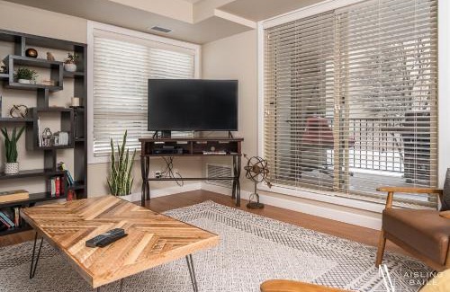 East Kootenay Apartamento | Rustic Modern 2 Bed 2 Bath with Lakeview Pool and Hot Tub