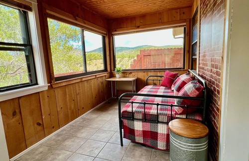 San Lorenzo Cabina | Rustic modern cabin on a cliff face with amazing views.