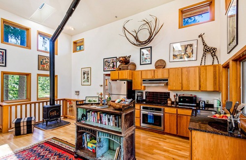 Harrison Casa | Rústico contemporáneo en un entorno de bosque privado con vista al lago Coeur d’Alene