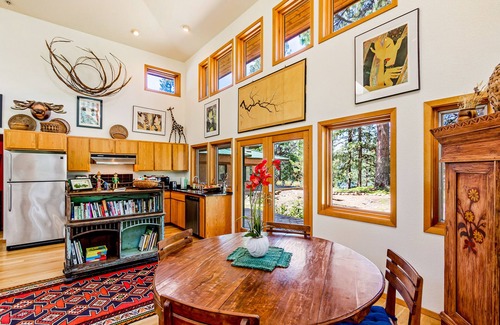 Harrison Casa | Rústico contemporáneo en un entorno de bosque privado con vista al lago Coeur d’Alene