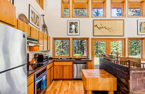 Harrison Casa | Rústico contemporáneo en un entorno de bosque privado con vista al lago Coeur d’Alene