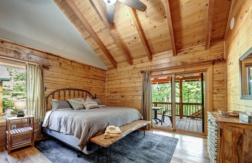 Great Cacapon Cabina | Rustic Mountain Escape w/ Hot Tub
