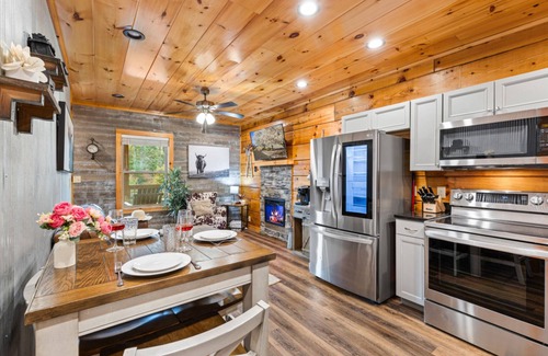 Sevierville Cabina | Rustic Mountain Retreat by Ghosal Luxury Lodging