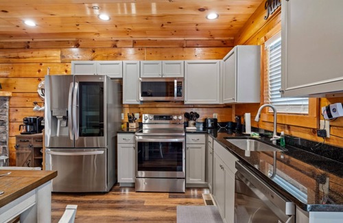 Sevierville Cabina | Rustic Mountain Retreat by Ghosal Luxury Lodging