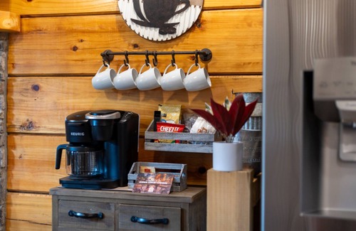 Sevierville Cabina | Rustic Mountain Retreat by Ghosal Luxury Lodging