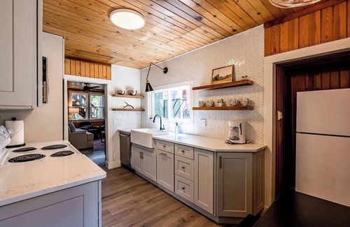 McCall Cabina | Rustic Mountain Retreat, Pet Friendly