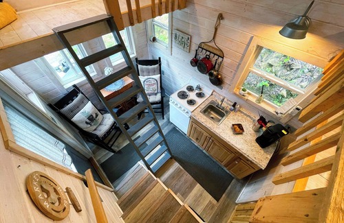 Newport Cabina | ¡Mountain Farmer es una experiencia rústica en una excelente ubicación con HotTub privado!
