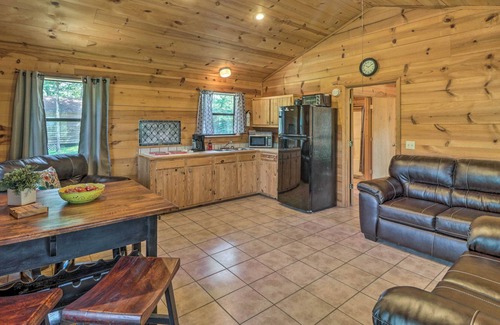 Mountain View Cabina | Rustic Mtn-View Cabin < 1 Mile to White River!