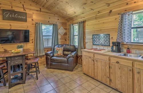 Mountain View Cabina | Rustic Mtn-View Cabin < 1 Mile to White River!
