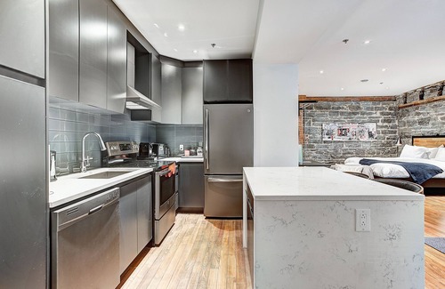 International District Casa | Rustic New Loft w/King Bed + cozy park Old Mtl