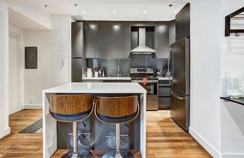 International District Casa | Rustic New Loft w/King Bed + cozy park Old Mtl