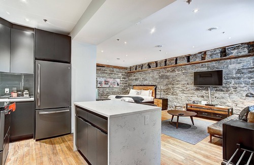 International District Casa | Rustic New Loft w/King Bed + cozy park Old Mtl