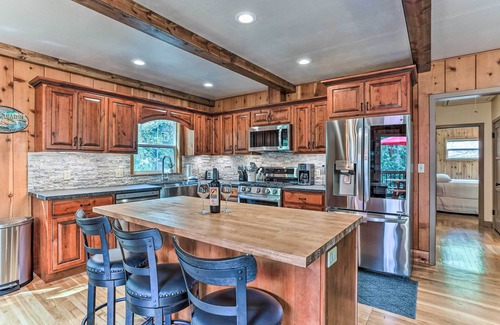 Oakhurst Cabaña | Rustic Oakhurst Retreat < 4 Mi to Bass Lake!